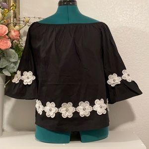 Romeo & Juliet Black w/ White Flowers Blouse M